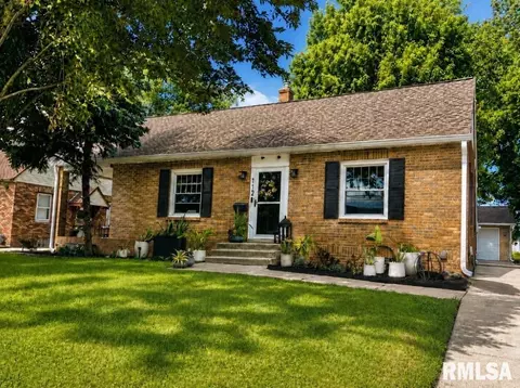 112 Bondurant St, Washington, IL 61571
