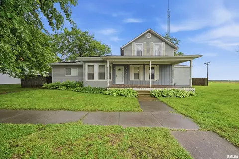 806 W 4th St, Delavan, IL 61734