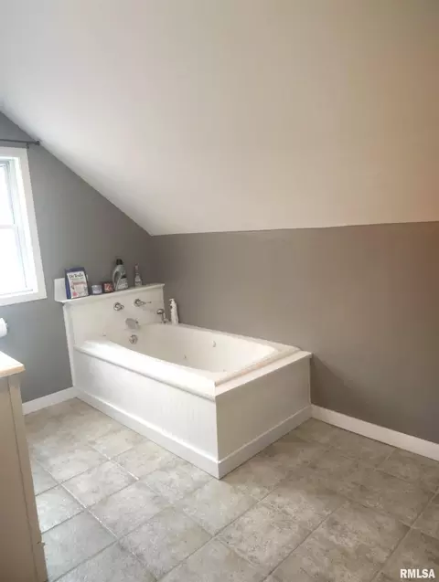 Bath - 362 E Ash St, Canton, IL 61520 photo 4 of 4