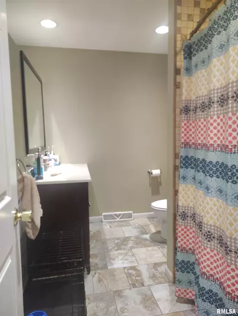 Bath - 362 E Ash St, Canton, IL 61520 photo 1 of 4