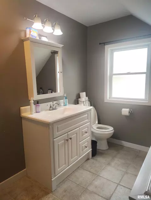 Bath - 362 E Ash St, Canton, IL 61520 photo 3 of 4