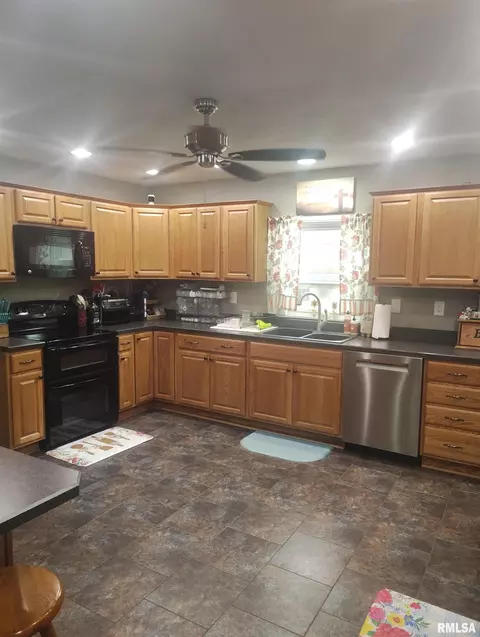 Kitchen - 362 E Ash St, Canton, IL 61520 photo 4 of 8