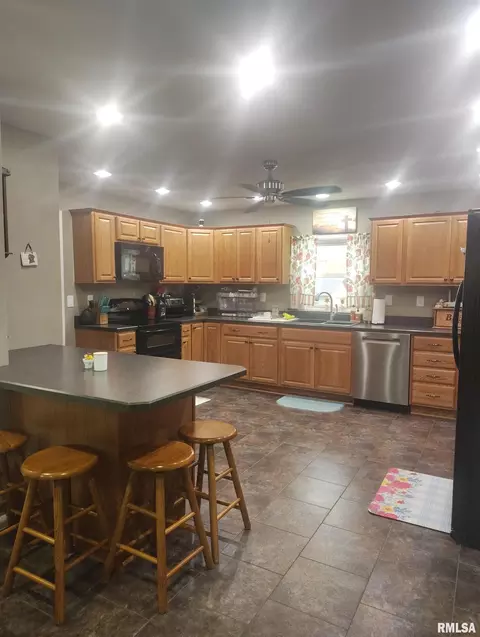 Kitchen - 362 E Ash St, Canton, IL 61520 photo 2 of 8
