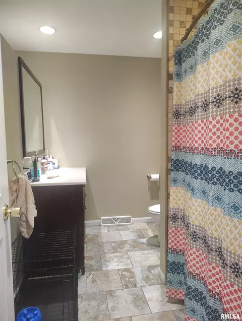Bath - 362 E Ash St, Canton, IL 61520 photo 2 of 4