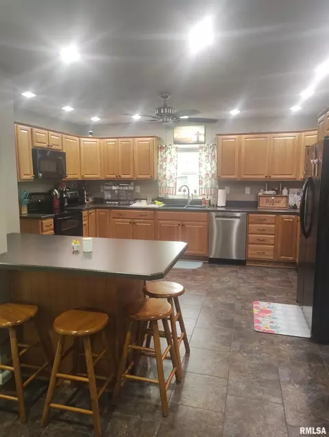 Kitchen - 362 E Ash St, Canton, IL 61520 photo 3 of 8