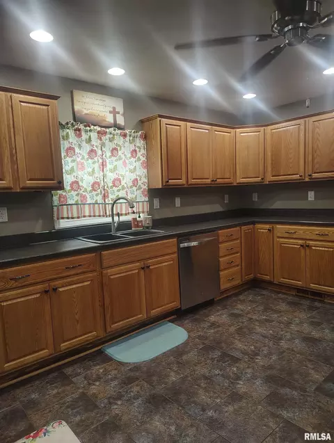 Kitchen - 362 E Ash St, Canton, IL 61520 photo 2 of 10