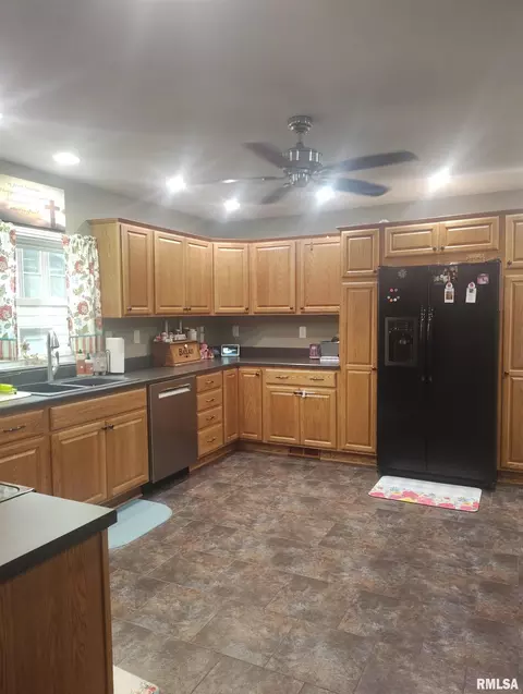 Kitchen - 362 E Ash St, Canton, IL 61520 photo 5 of 8