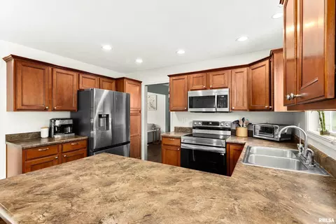 Kitchen - 2003 W Miners Dr, Dunlap, IL 61525 photo 2 of 4