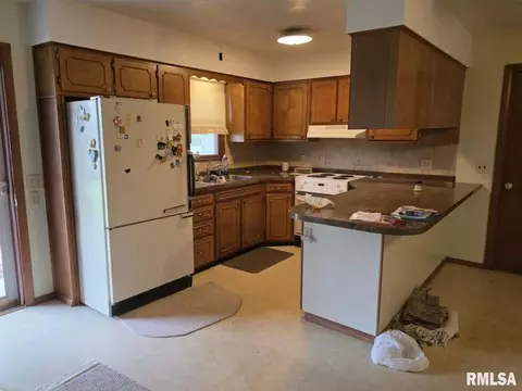 Kitchen - 1455 Charlotte Rd, Macomb, IL 61455 photo 2 of 2