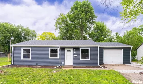 5 Brentwood Ct, Pekin, IL 61554
