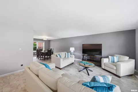 Living - 202 E Hanover Pl, Peoria, IL 61614 photo 1 of 5