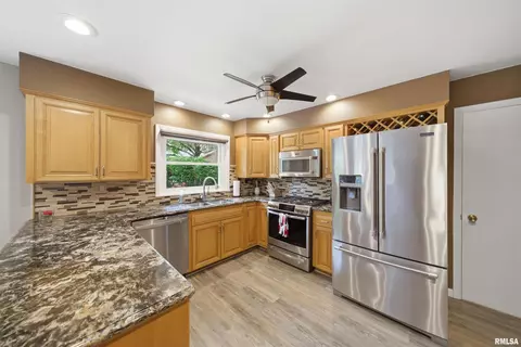 Kitchen - 202 E Hanover Pl, Peoria, IL 61614 photo 4 of 7