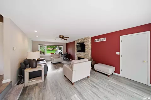 Living - 202 E Hanover Pl, Peoria, IL 61614 photo 5 of 5