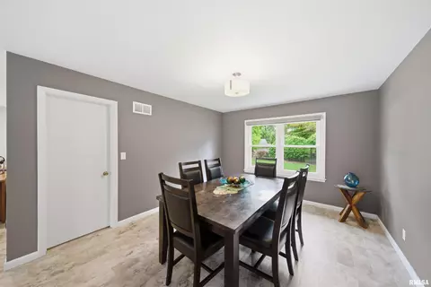Dining - 202 E Hanover Pl, Peoria, IL 61614 photo 3 of 3