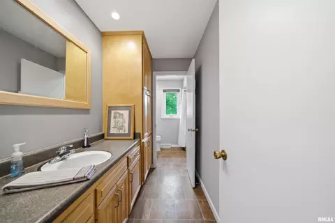 Bath - 202 E Hanover Pl, Peoria, IL 61614 photo 1 of 4