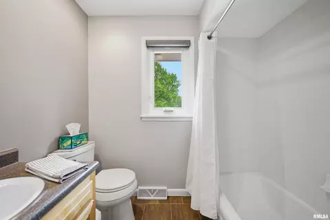 Bath - 202 E Hanover Pl, Peoria, IL 61614 photo 3 of 4