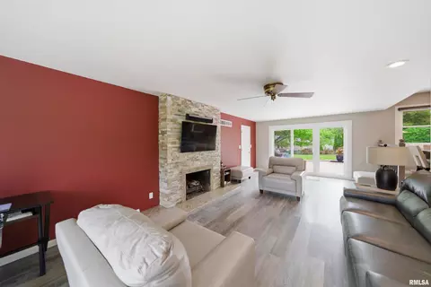 Living - 202 E Hanover Pl, Peoria, IL 61614 photo 4 of 5
