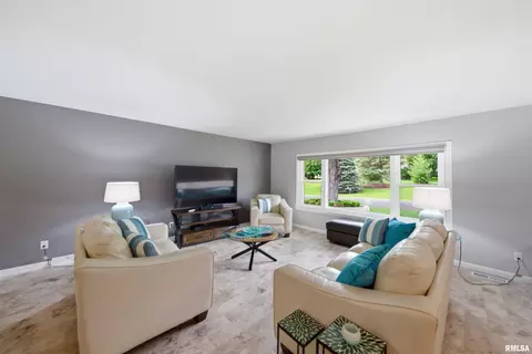 Living - 202 E Hanover Pl, Peoria, IL 61614 photo 2 of 5