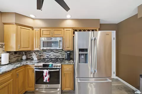 Kitchen - 202 E Hanover Pl, Peoria, IL 61614 photo 2 of 7