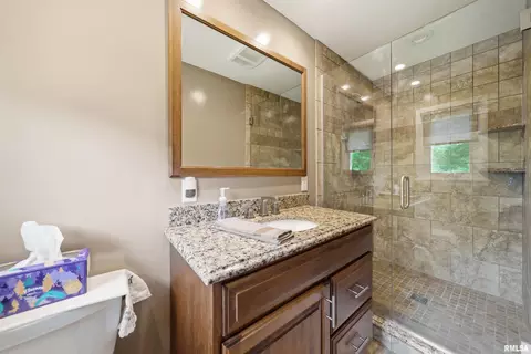 Bath - 202 E Hanover Pl, Peoria, IL 61614 photo 2 of 4