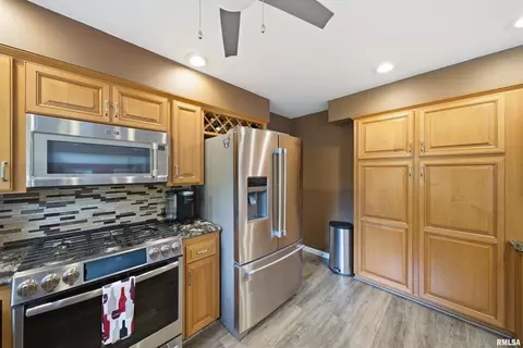 Kitchen - 202 E Hanover Pl, Peoria, IL 61614 photo 5 of 7