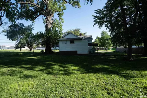 Exterior - 304 E Webster St, Benton, IL 62812 photo 1 of 2