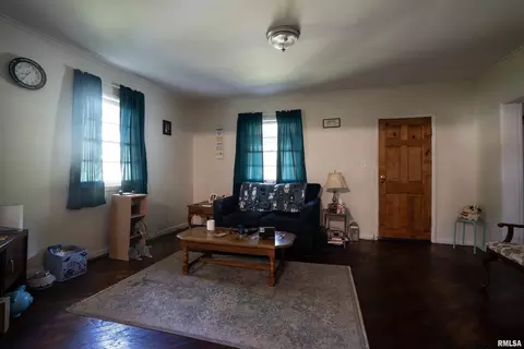 Living - 304 E Webster St, Benton, IL 62812 photo 2 of 2