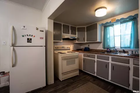 Kitchen - 304 E Webster St, Benton, IL 62812 photo 2 of 3