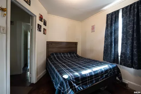 Bedroom - 304 E Webster St, Benton, IL 62812 photo 3 of 3