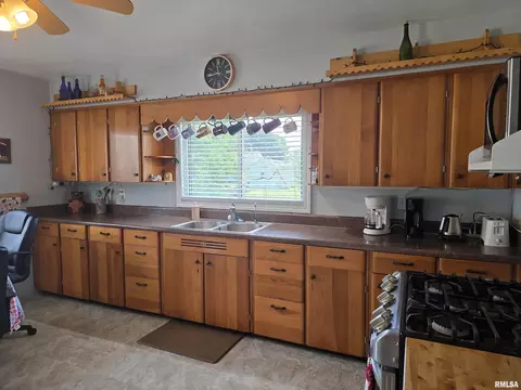 Kitchen - 110 120 E Valley View Dr, Banner, IL 61520 photo 4 of 7