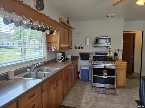 Kitchen - 110 120 E Valley View Dr, Banner, IL 61520 photo 6 of 7