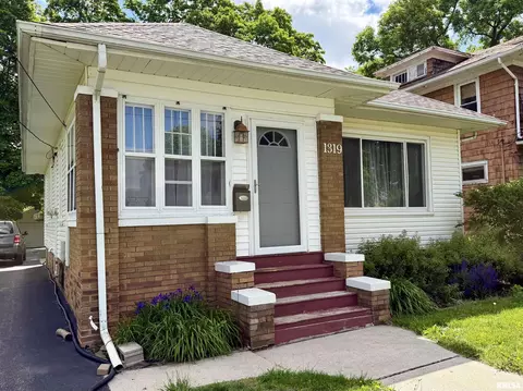 1319 Willard St, Galesburg, IL 61401