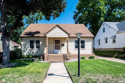 1007 Chestnut St, Pekin, IL 61554