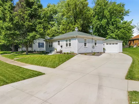 601 Spring St, Washington, IL 61571 photo 2