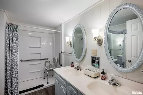 Bath - 308 W Flora St, Valier, IL 62891 photo 1 of 1