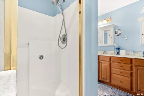 Bath - 1802 Prairie Ct, Dunlap, IL 61525 photo 2 of 5