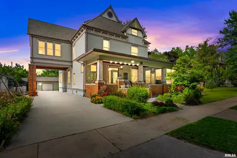 207 W 3rd St, Delavan, IL 61734