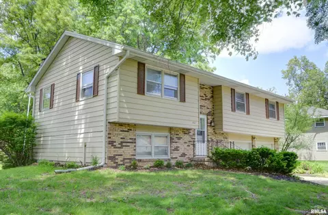 Exterior - 807 Meadow Dr, Macomb, IL 61455 photo 2 of 5
