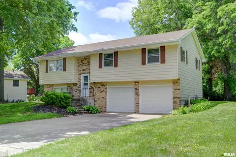 Exterior - 807 Meadow Dr, Macomb, IL 61455 photo 1 of 5