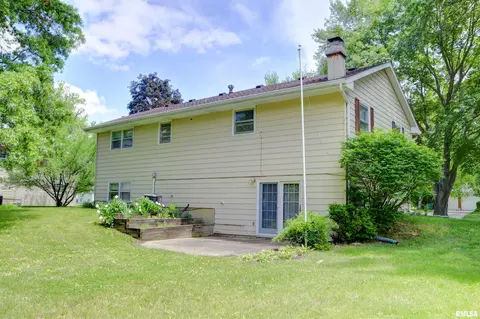 Exterior - 807 Meadow Dr, Macomb, IL 61455 photo 3 of 5
