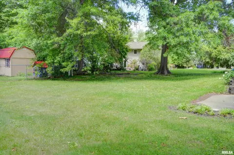 Exterior - 807 Meadow Dr, Macomb, IL 61455 photo 4 of 5