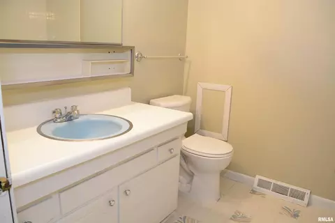 Bath - 807 Meadow Dr, Macomb, IL 61455 photo 2 of 4