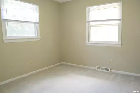 Bedroom - 807 Meadow Dr, Macomb, IL 61455 photo 3 of 4
