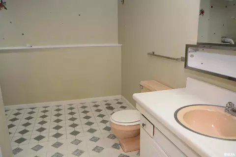 Bath - 807 Meadow Dr, Macomb, IL 61455 photo 4 of 4