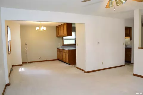 Living - 807 Meadow Dr, Macomb, IL 61455 photo 2 of 4
