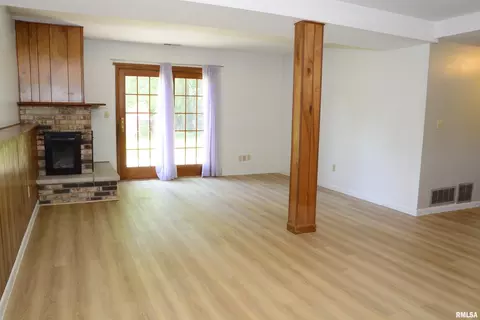 Living - 807 Meadow Dr, Macomb, IL 61455 photo 3 of 4
