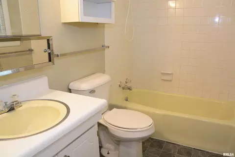 Bath - 807 Meadow Dr, Macomb, IL 61455 photo 1 of 4