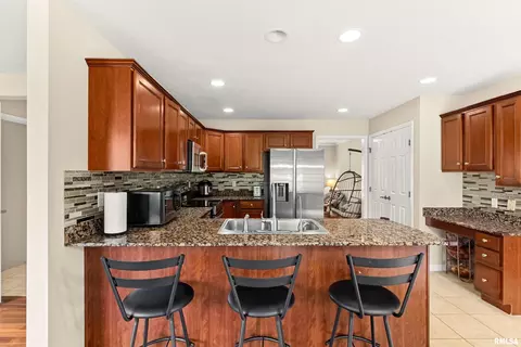 Kitchen - 11517 N Dunmore Dr, Dunlap, IL 61525 photo 2 of 5