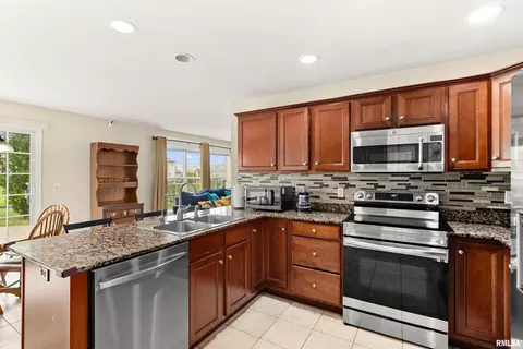 Kitchen - 11517 N Dunmore Dr, Dunlap, IL 61525 photo 4 of 5