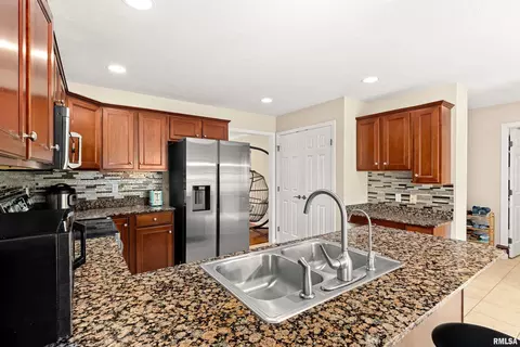 Kitchen - 11517 N Dunmore Dr, Dunlap, IL 61525 photo 1 of 5